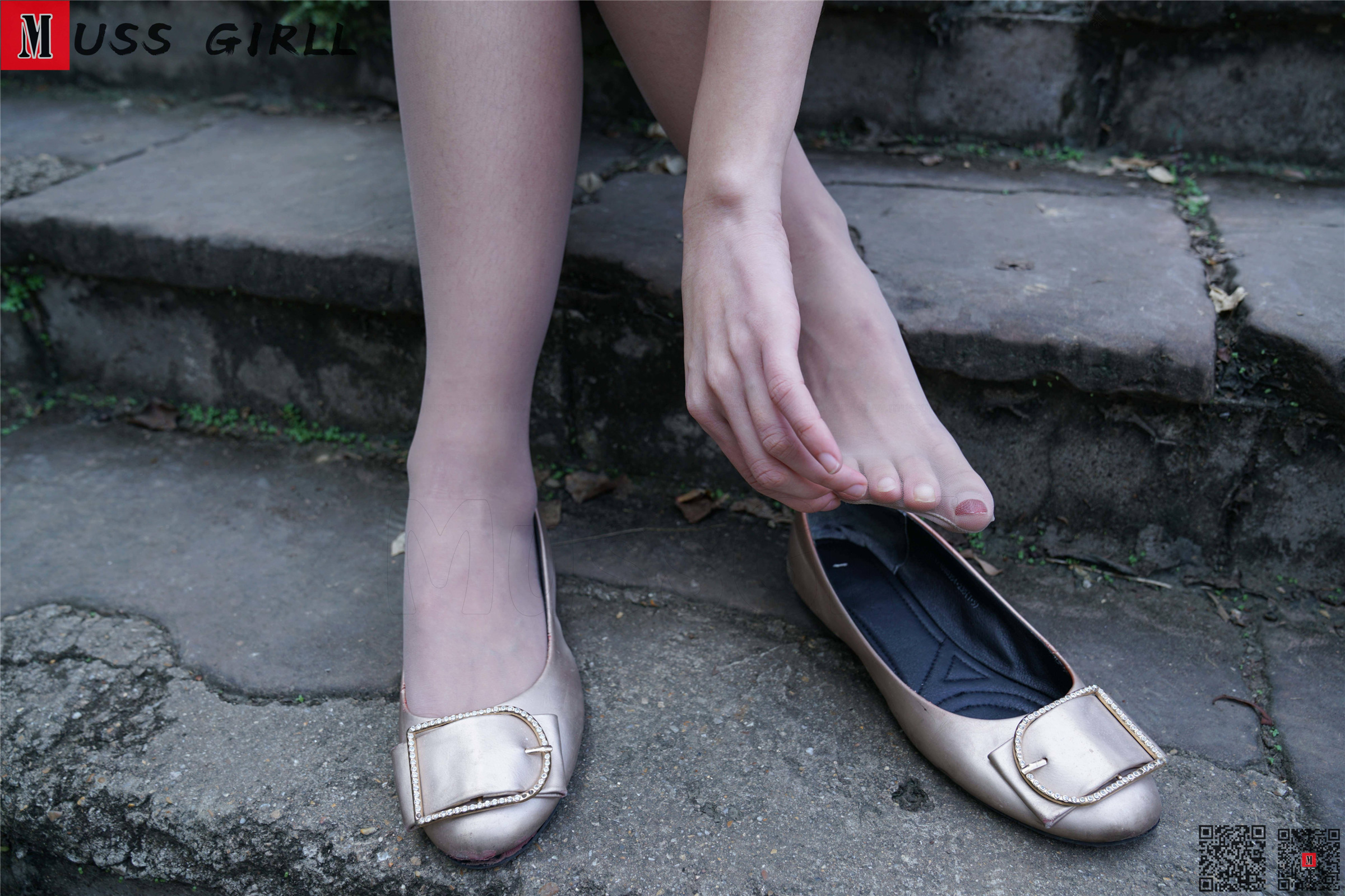 MussGirl慕丝女郎  NO.157 公园凉亭碎花旗袍